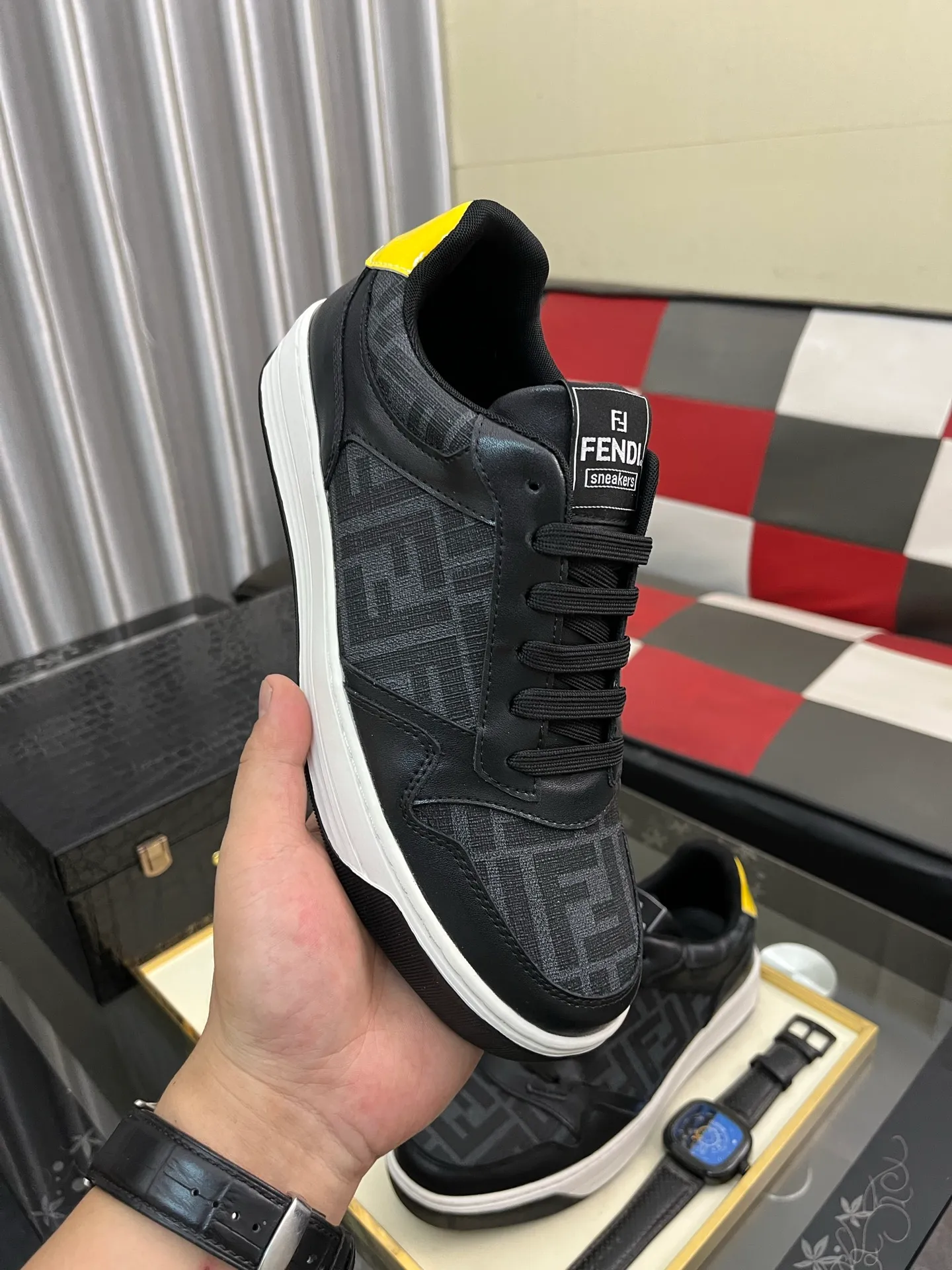 Men's Men's Shoes💰420⌚️⌚️[Fendi] Fendi's latest casual shoes for men! Available at counters simultaneously! A one-to-one replica of the original. Made entirely of imported top-grain calfskin, the interior is made of top-grain water-dyed cowhide, and the original factory-supplied rubber outsole. Leading new fashion concepts. Matching code: 38-443️⃣Colors available